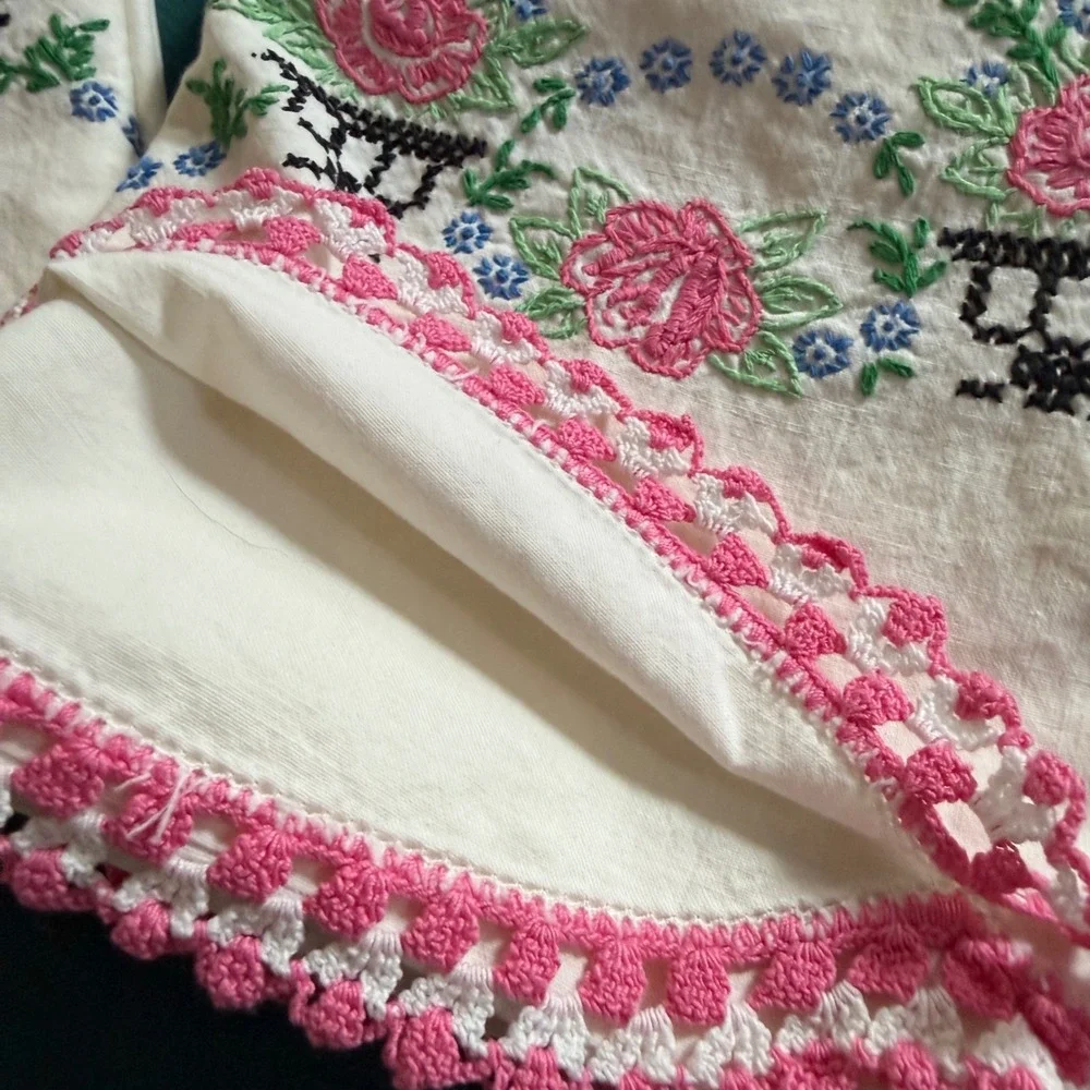 Vintage White Cotton Pillowcases‎ 2 Embroidered Floral Pink Scalloped Crochet